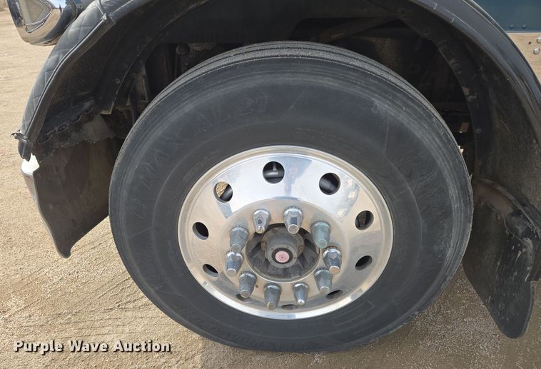 image for item EO0604 2000 Peterbilt 379 semi truck