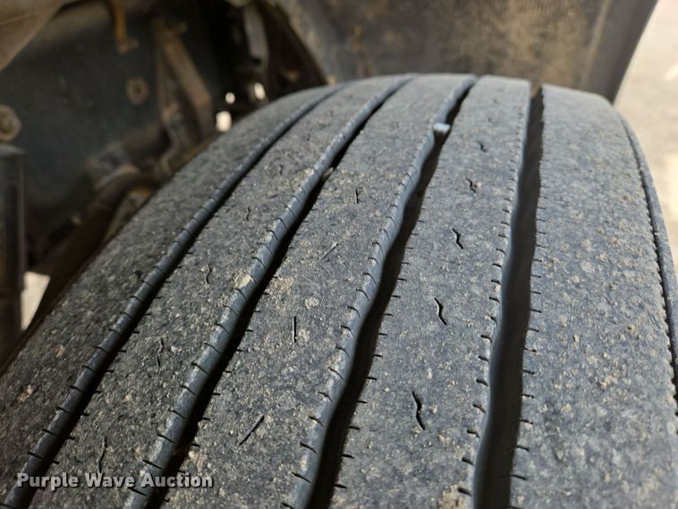 image for item EO0604 2000 Peterbilt 379 semi truck