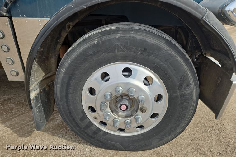 image for item EO0604 2000 Peterbilt 379 semi truck