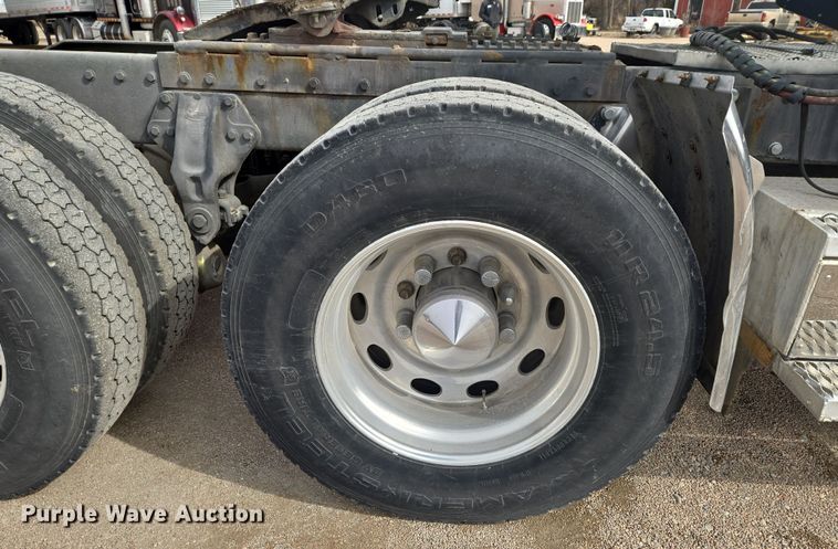 image for item EO0604 2000 Peterbilt 379 semi truck