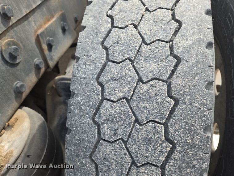 image for item EO0604 2000 Peterbilt 379 semi truck