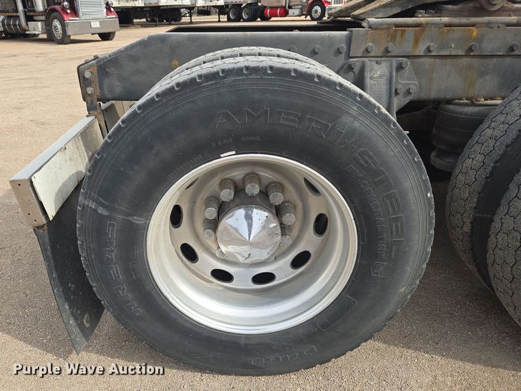 image for item EO0604 2000 Peterbilt 379 semi truck