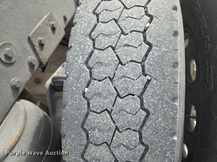 image for item EO0604 2000 Peterbilt 379 semi truck