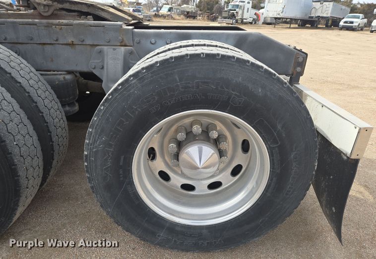 image for item EO0604 2000 Peterbilt 379 semi truck