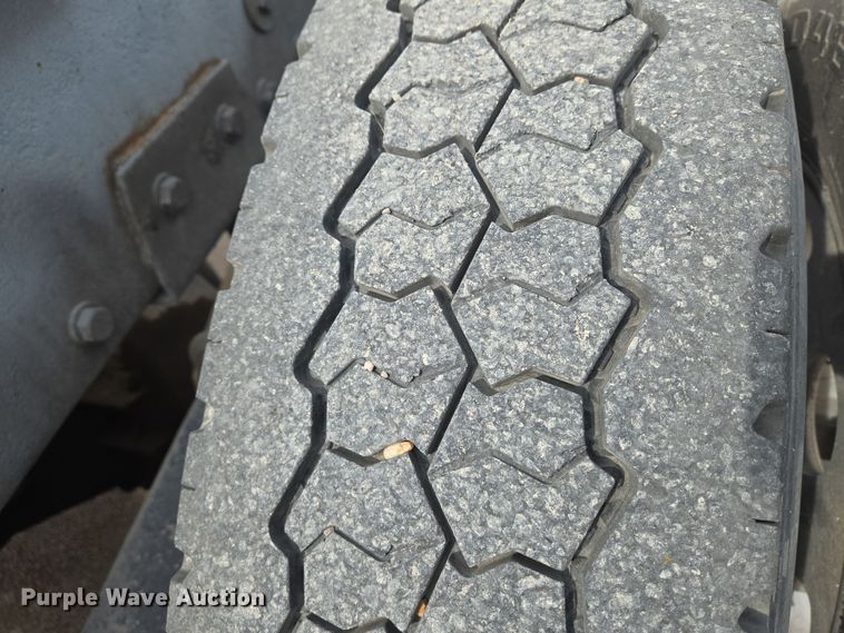 image for item EO0604 2000 Peterbilt 379 semi truck