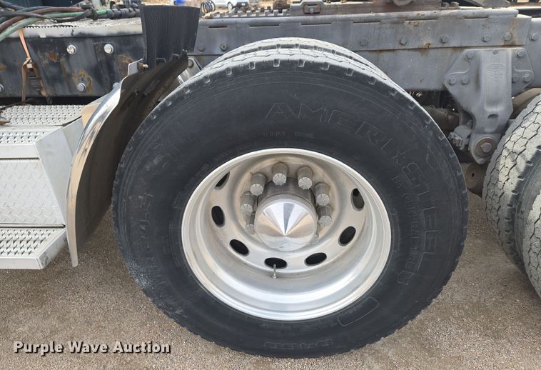 image for item EO0604 2000 Peterbilt 379 semi truck