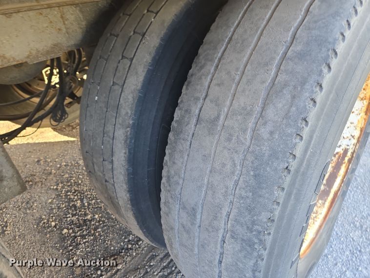 image for item EQ6721 1999 Trail Mobile  dry van trailer