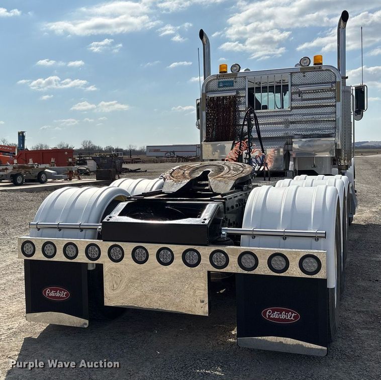 image for item EY9979 2001 Peterbilt 379 semi truck
