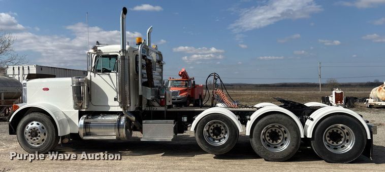 image for item EY9979 2001 Peterbilt 379 semi truck