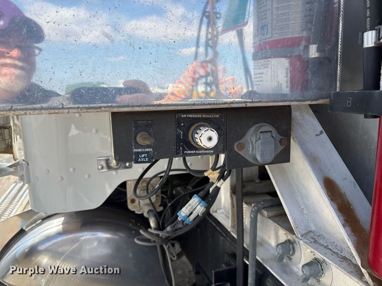 image for item EY9979 2001 Peterbilt 379 semi truck