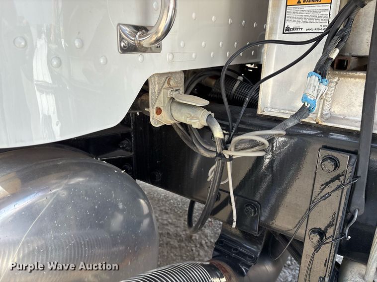 image for item EY9979 2001 Peterbilt 379 semi truck