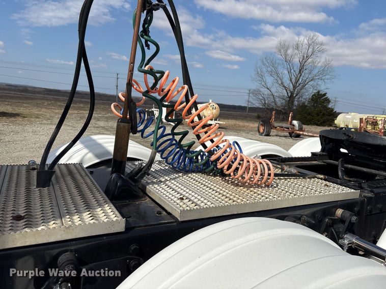 image for item EY9979 2001 Peterbilt 379 semi truck