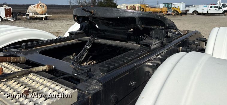 image for item EY9979 2001 Peterbilt 379 semi truck