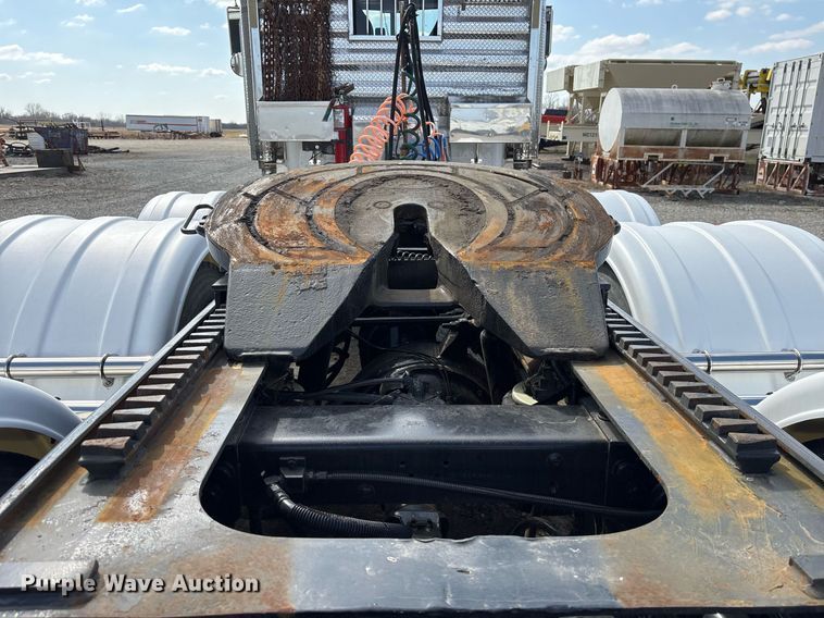 image for item EY9979 2001 Peterbilt 379 semi truck