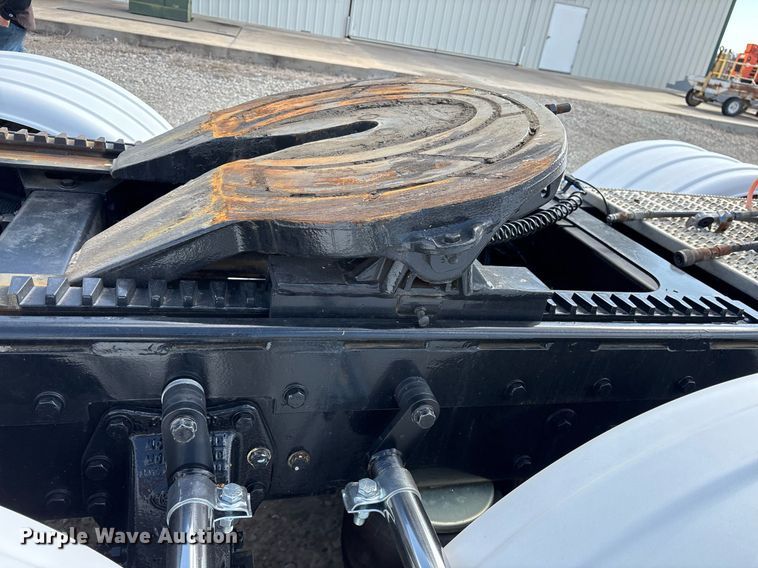 image for item EY9979 2001 Peterbilt 379 semi truck