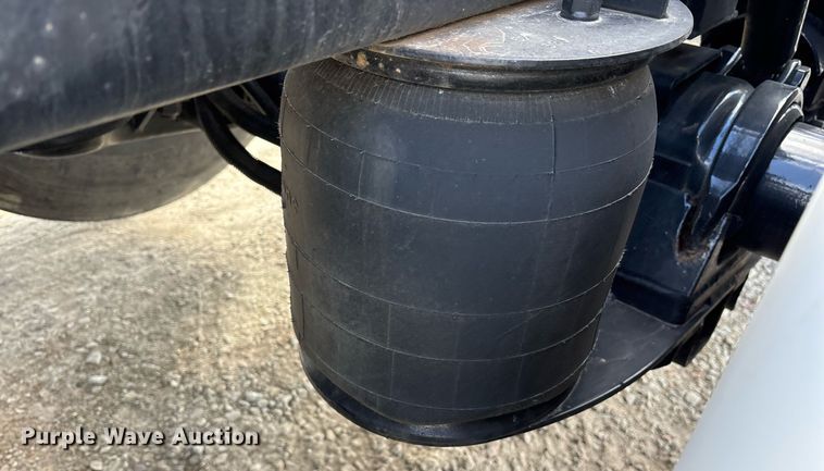 image for item EY9979 2001 Peterbilt 379 semi truck