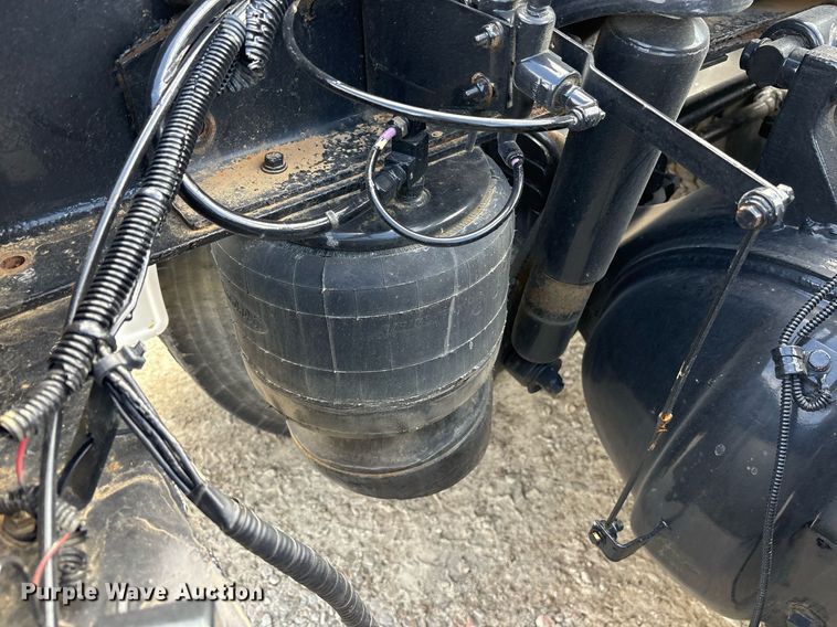 image for item EY9979 2001 Peterbilt 379 semi truck