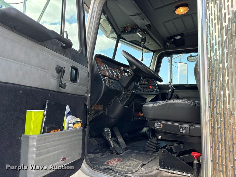 image for item EY9979 2001 Peterbilt 379 semi truck