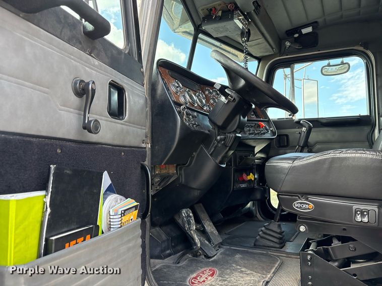 image for item EY9979 2001 Peterbilt 379 semi truck