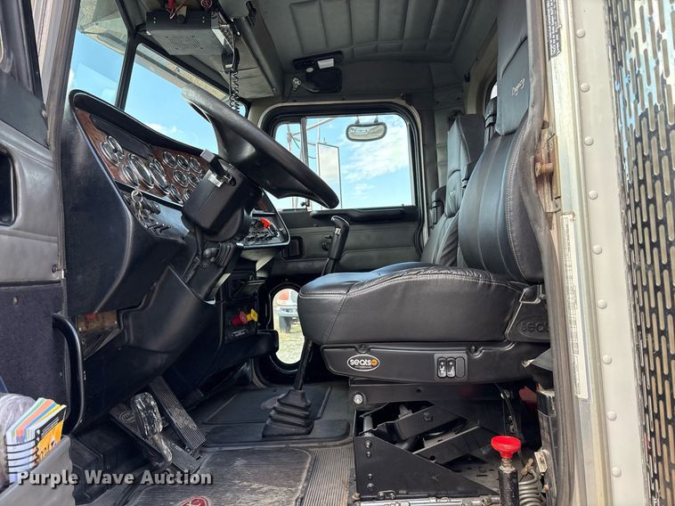 image for item EY9979 2001 Peterbilt 379 semi truck