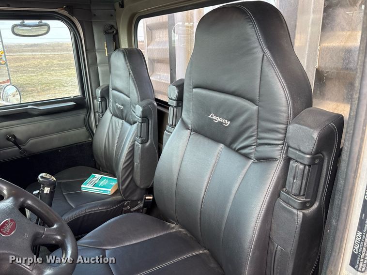 image for item EY9979 2001 Peterbilt 379 semi truck