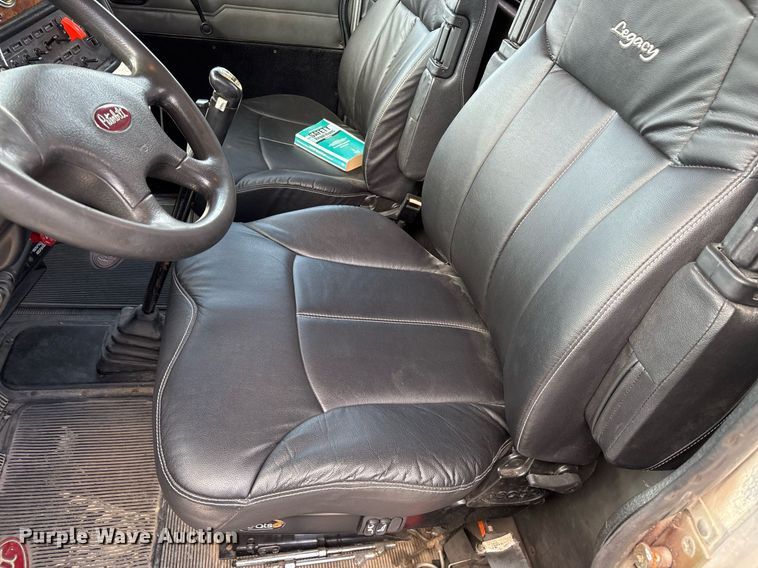 image for item EY9979 2001 Peterbilt 379 semi truck