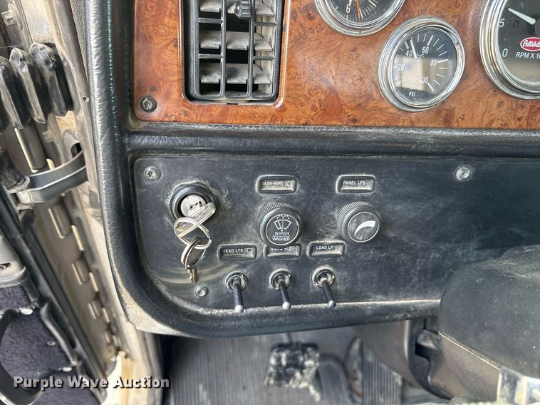 image for item EY9979 2001 Peterbilt 379 semi truck