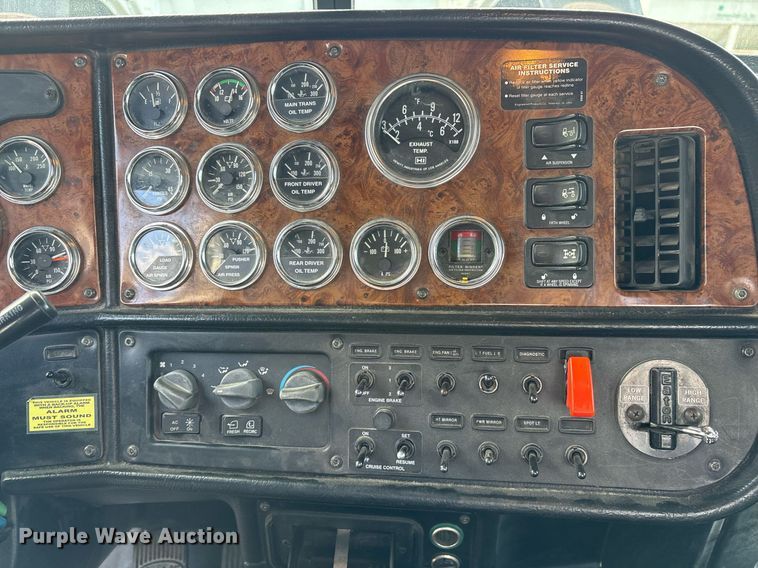 image for item EY9979 2001 Peterbilt 379 semi truck