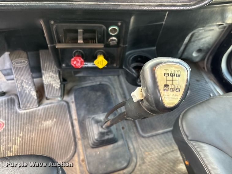 image for item EY9979 2001 Peterbilt 379 semi truck