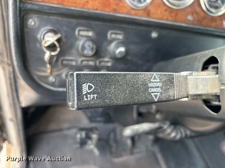 image for item EY9979 2001 Peterbilt 379 semi truck