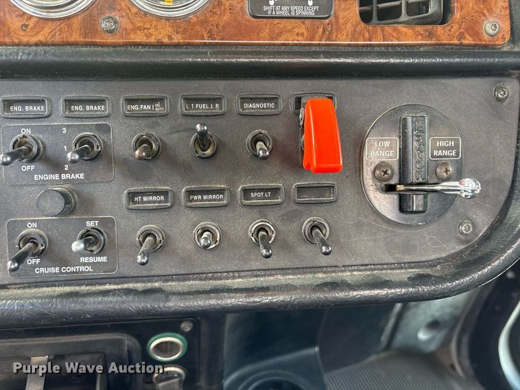 image for item EY9979 2001 Peterbilt 379 semi truck