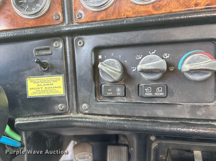 image for item EY9979 2001 Peterbilt 379 semi truck