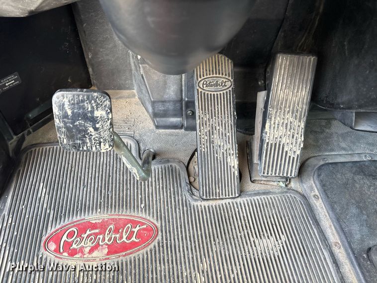 image for item EY9979 2001 Peterbilt 379 semi truck