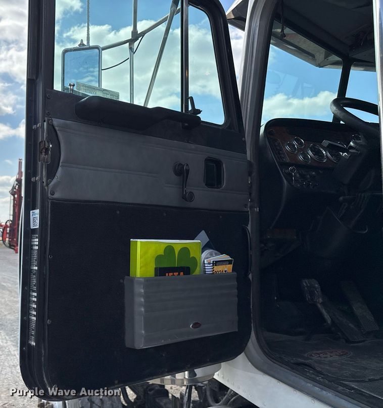 image for item EY9979 2001 Peterbilt 379 semi truck