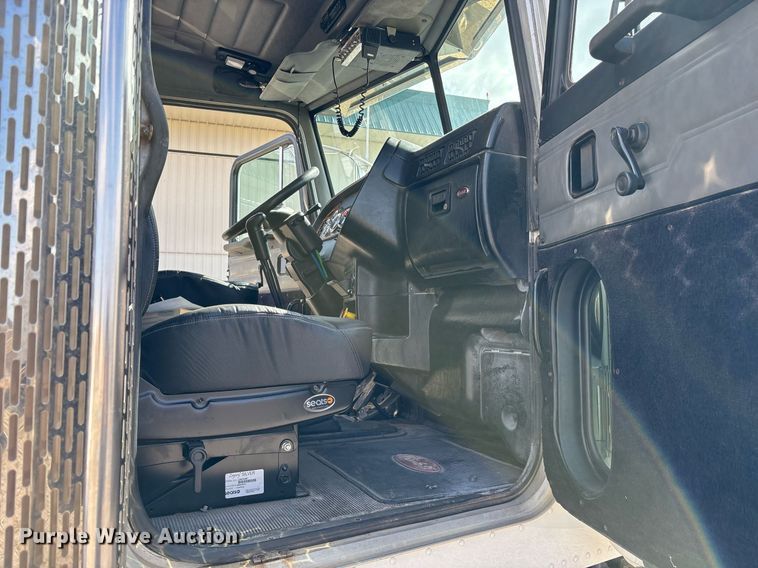 image for item EY9979 2001 Peterbilt 379 semi truck