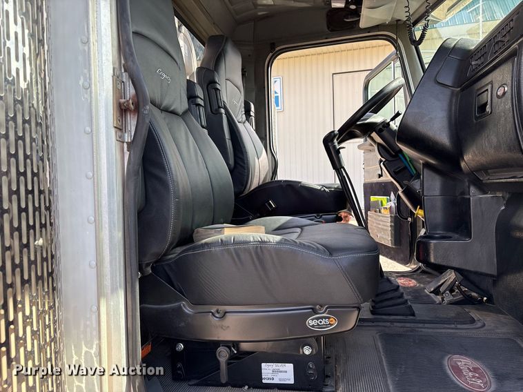 image for item EY9979 2001 Peterbilt 379 semi truck