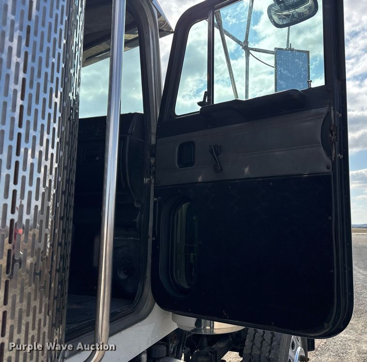 image for item EY9979 2001 Peterbilt 379 semi truck