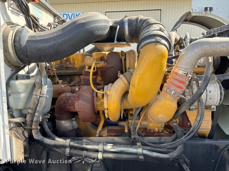 image for item EY9979 2001 Peterbilt 379 semi truck