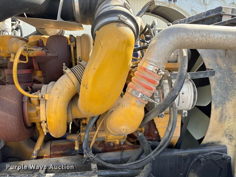 image for item EY9979 2001 Peterbilt 379 semi truck