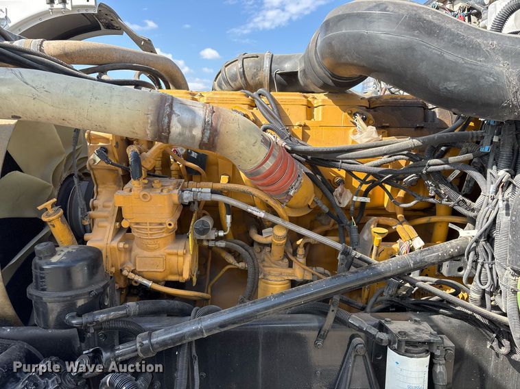 image for item EY9979 2001 Peterbilt 379 semi truck