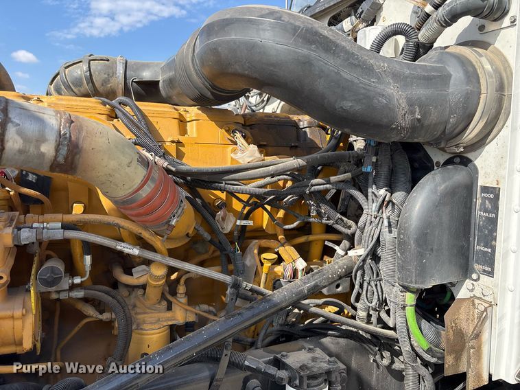 image for item EY9979 2001 Peterbilt 379 semi truck