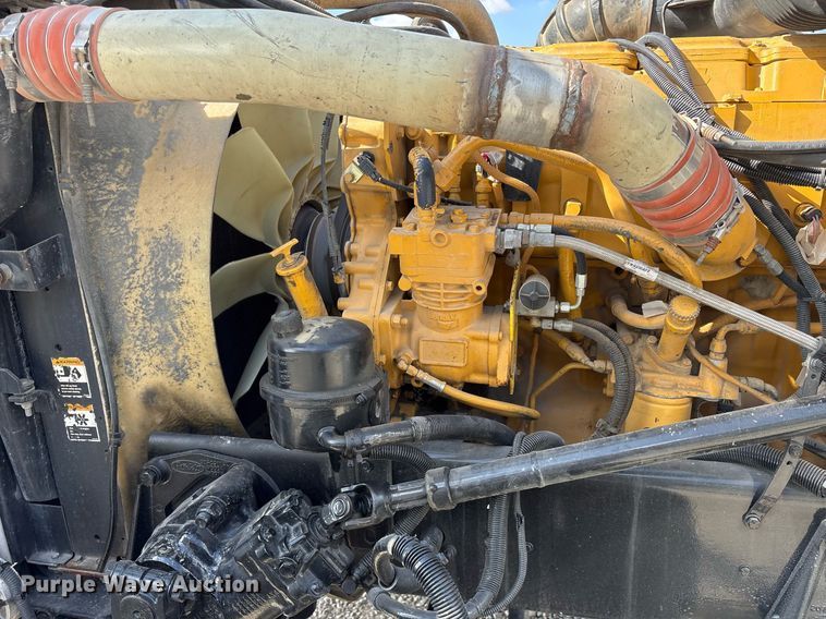 image for item EY9979 2001 Peterbilt 379 semi truck