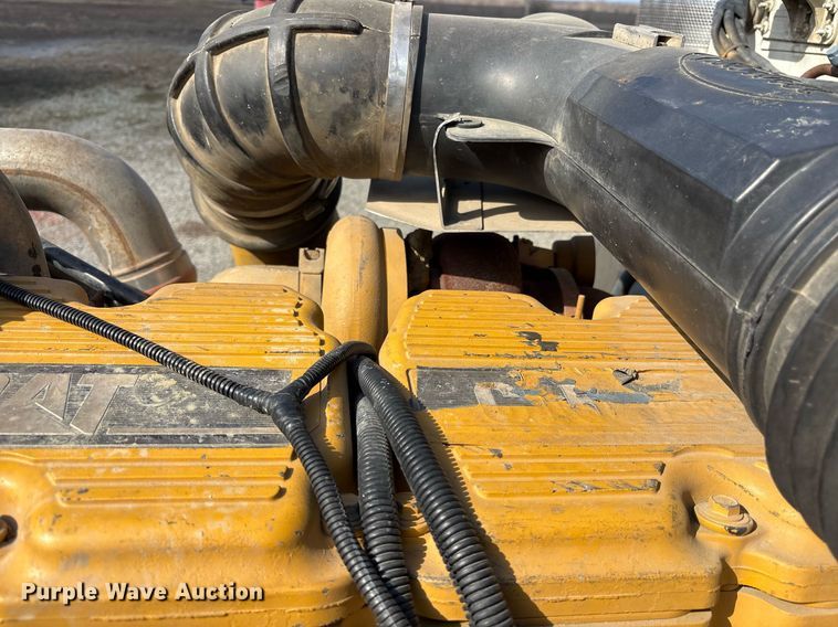 image for item EY9979 2001 Peterbilt 379 semi truck