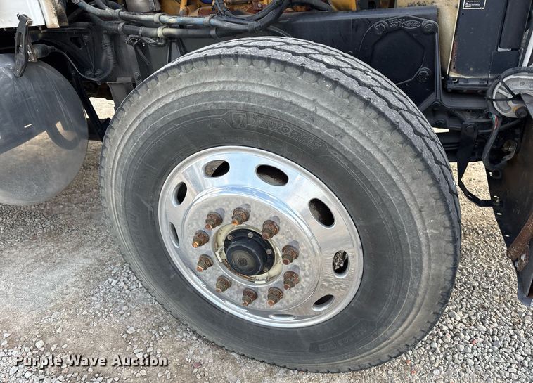 image for item EY9979 2001 Peterbilt 379 semi truck