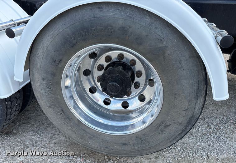 image for item EY9979 2001 Peterbilt 379 semi truck