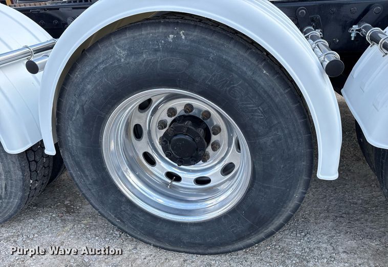 image for item EY9979 2001 Peterbilt 379 semi truck