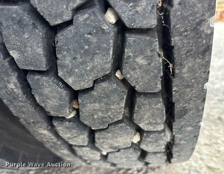 image for item EY9979 2001 Peterbilt 379 semi truck