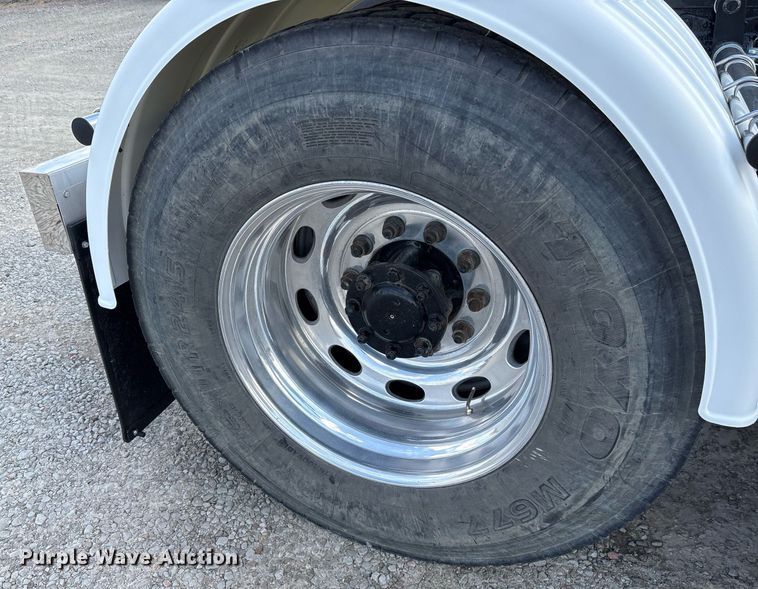 image for item EY9979 2001 Peterbilt 379 semi truck