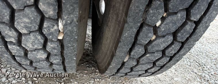 image for item EY9979 2001 Peterbilt 379 semi truck