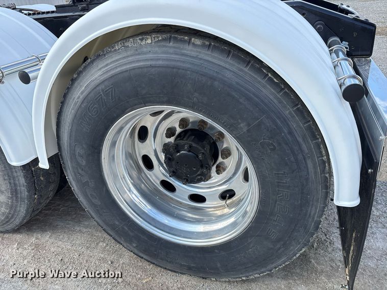 image for item EY9979 2001 Peterbilt 379 semi truck